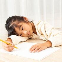 「やる気がない」は、性格の問題じゃなかった。子どものイライラ・無気力の正体