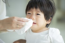 鼻水がズルズル…でも自分でかめない赤ちゃんのケア！外出先でも使える鼻吸い器、電池いらず手動ポンプ式「知母時」がリニューアル登場