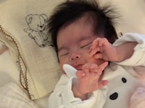 【赤ちゃんあるある】眠い…けど…ンムゥ……独特な指の動きがたまらない貴重な一瞬
