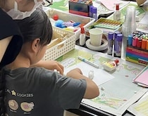 青い紙に浮かび上がる不思議な模様に「わー！」の歓声　親子で楽しむ創作体験「まなべDEわくわく!!アートフェスタ2026」レポート