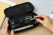 【新製品】“波なみホルダー”で、太い筆記具も抜き差しスムーズな「波なみホルダーペンケース＜ウェブレ＞」