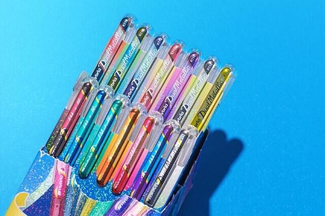 【新製品】二重の色彩できらめく、グリッター入りボールペン「デュアルメタリック」