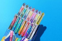 【新製品】二重の色彩できらめく、グリッター入りボールペン「デュアルメタリック」