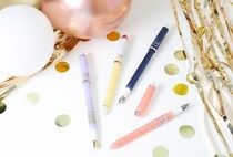 【新製品】簡単に筆文字が書ける万年筆「ふでDEまんねん」の30周年を記念した特別モデル