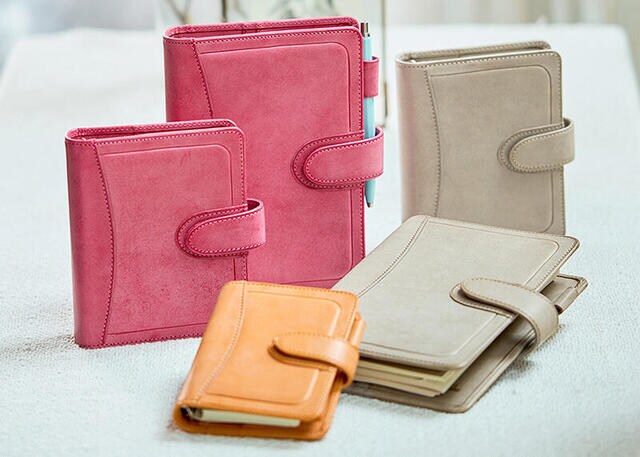 【新製品】丸いフォルムが魅力のホックベルトタイプ「ロロマホック」システム手帳