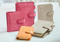 【新製品】丸いフォルムが魅力のホックベルトタイプ「ロロマホック」システム手帳