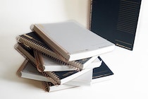 【新製品】1.5㎝の分厚い「スパイラルノート ベーシック」にモノトーンの新色登場