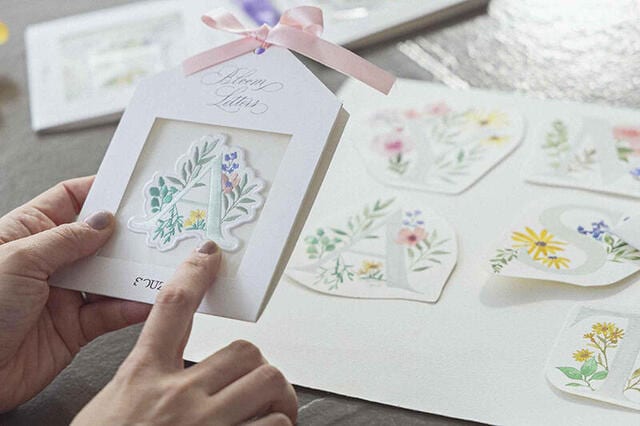 【新製品】島野真希さんとコラボした「イニシャル刺繍ステッカー」