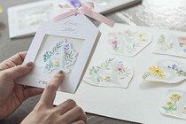 【新製品】島野真希さんとコラボした「イニシャル刺繍ステッカー」