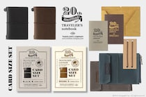 【新製品】手のひらにすっぽり収まる「トラベラーズノート カードサイズ 20周年セット」限定発売