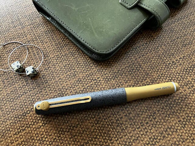 【コレ買いました！】ラスト1本に出会えた「uniball ZENTO ストーンブラス」