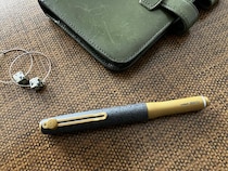 【コレ買いました！】ラスト1本に出会えた「uniball ZENTO ストーンブラス」