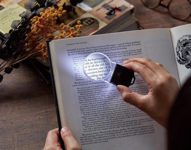 【新製品】電球モチーフが可愛いライト付きルーペ