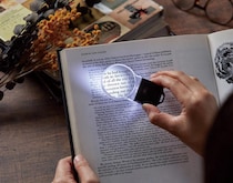 【新製品】電球モチーフが可愛いライト付きルーペ