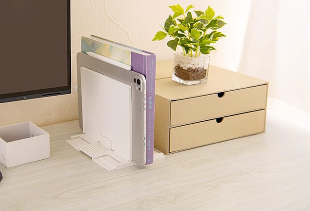 【新製品】収納物をピタッと立てられる「アジャストスタンド」
