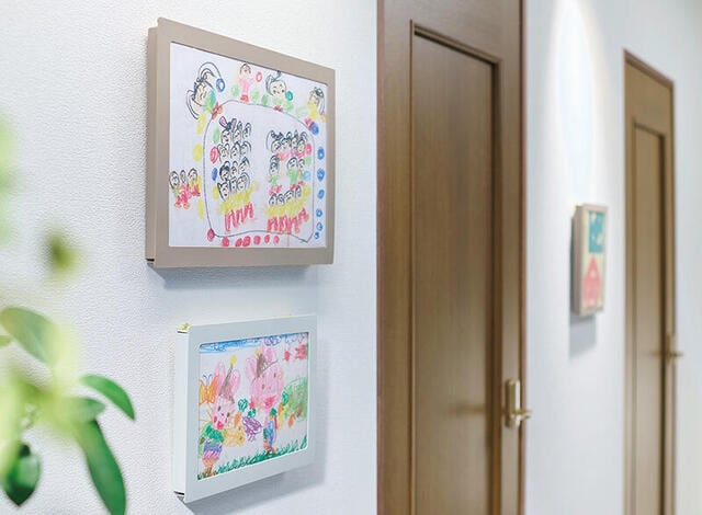 【新製品】子どもが描いた作品や賞状を飾りながら収納できるケース