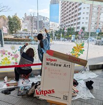 【イベント】キットパスウィンドウアートのライブドローイング！16人が8時間かけて大作描く