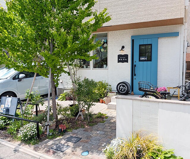 【ぶんぐるめ】元文具店の「cafe&booksかとぶん」で「塩むすびランチプレート」を堪能