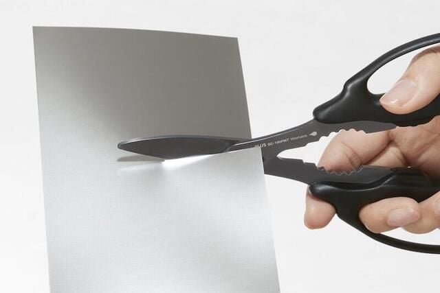 【新製品】圧倒的な軽い切れ味&洗える万能はさみ 「フィットカットカーブ 万能チタン」