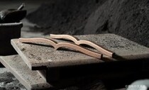 【新製品】「本に寄り添う文鎮」に青銅製の限定モデル
