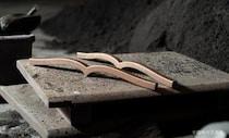 【新製品】「本に寄り添う文鎮」に青銅製の限定モデル