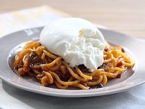 簡単で最強の食べ方。カルディ「レンジアップナポリタン」にブッラータのせるだけ