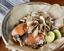 フライパンひとつで！秋鮭ときのこの香味蒸し