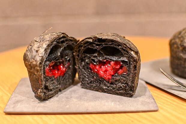 スタバのハロウィン限定おすすめフードはこれ!真っ黒なデニッシュの中には…?