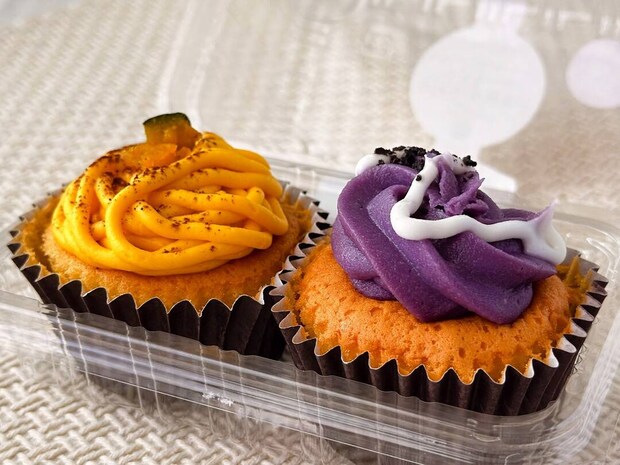 2025年ファミマのハロウィンスイーツ！「かぼちゃと紫いものプチケーキ」をレビュー