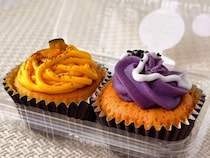 2025年ファミマのハロウィンスイーツ！「かぼちゃと紫いものプチケーキ」をレビュー