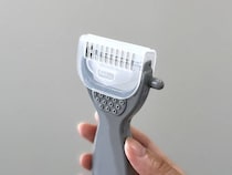 ピーラーで手を切る心配がなくなる！ダイソー商品に「商品開発力がすごい」「絶賛されるのも納得」