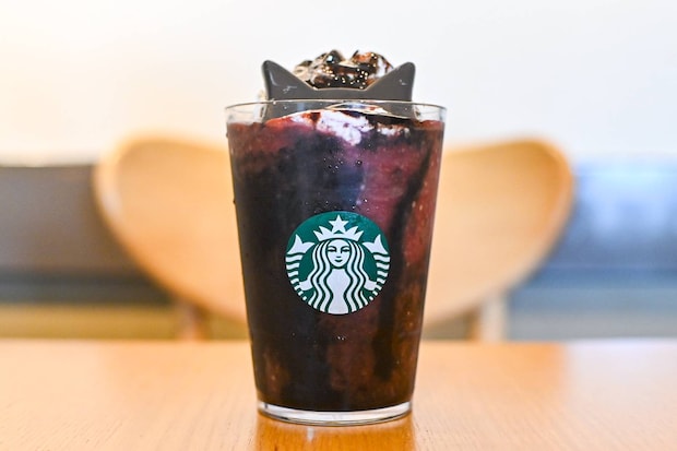 スタバ新作「黒猫フラペチーノ®」のおすすめカスタム。ハロウィンらしくもっと妖しげに変わる