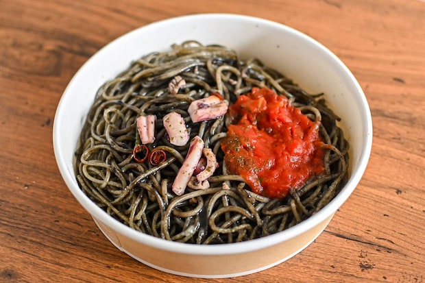 セブンの「ハロウィン」商品全7種を紹介！こわかわブラックなグルメが勢ぞろい