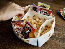 大きな折り紙で「お菓子プレート」の作り方。ハロウィンパーティーでも大活躍！