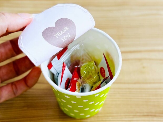 たった5分で。紙コップのフタ付きラッピング術に「ワクワクする」「大人にも喜ばれる」