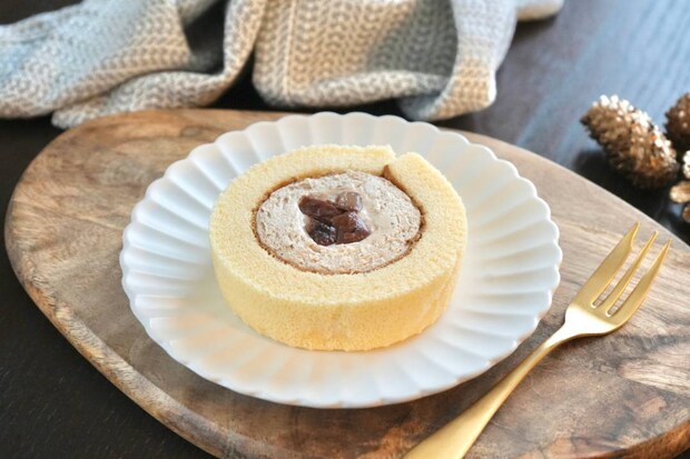 秋スイーツの本命。ローソンから渋皮栗のプレミアムロールケーキが出た!