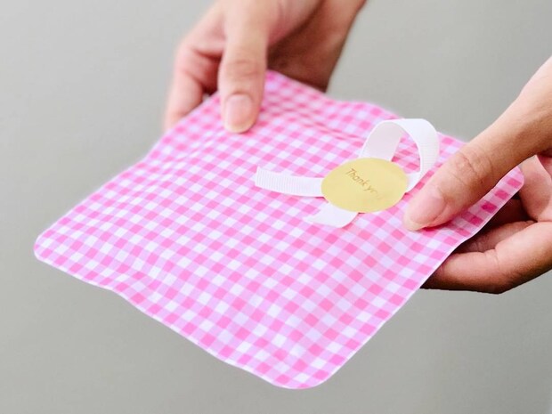 折り紙2枚でデパート風の上品ラッピング術。ちょっとしたお土産におすすめ