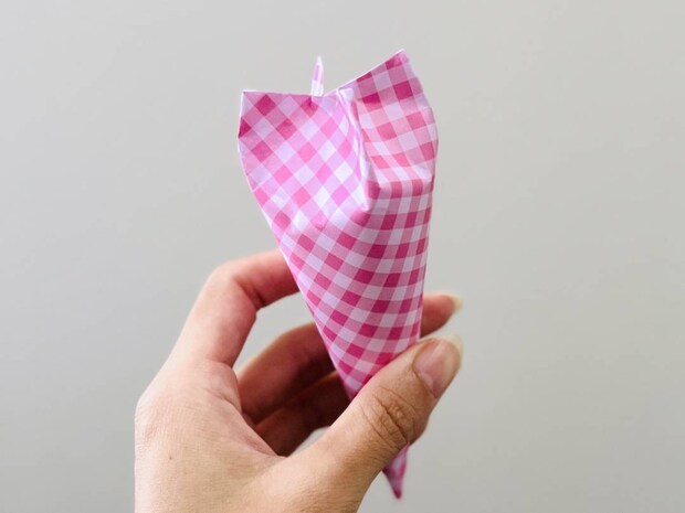 折り紙たったの1枚。家にあるもので作れる「コーン型ラッピング」が便利！