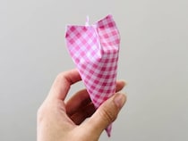 折り紙たったの1枚。家にあるもので作れる「コーン型ラッピング」が便利！