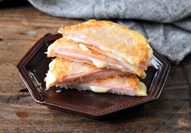 餃子の皮で作る「ハムカツ」のレシピ。卵も小麦粉も使わないサクカリ食感に感激…！