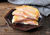 餃子の皮で作る「ハムカツ」のレシピ。卵も小麦粉も使わないサクカリ食感に感激…！