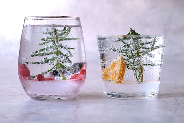 グラスの中で雪が舞う「スノードームカクテル」。おうちで冬の魔法を簡単に再現!