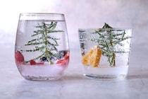 グラスの中で雪が舞う「スノードームカクテル」。おうちで冬の魔法を簡単に再現！