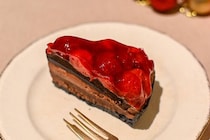 スタバに宝石箱のようなタルトが！新作「ストロベリー＆チョコレートタルト」がホリデー感満載だった