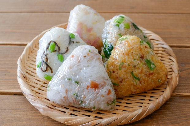 朝ごはんに最適！「簡単おにぎり」レシピ5選、変わり種から王道の味まで