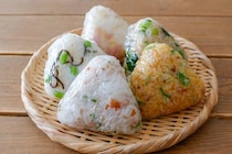 朝ごはんに最適！「簡単おにぎり」レシピ5選、変わり種から王道の味まで