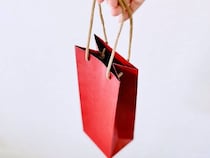 いらないワインの紙袋を「ポリ袋ストッカー」に変える方法。カッターひとつで簡単！