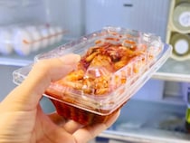 キムチの匂いが冷蔵庫内に広がらない！容器のまま、コスト0円の保存方法に「再利用できるのがうれしい」