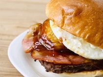 月見シーズンの大穴！ウェンディーズ「月見もっち™」は新感覚の餅入りバーガー