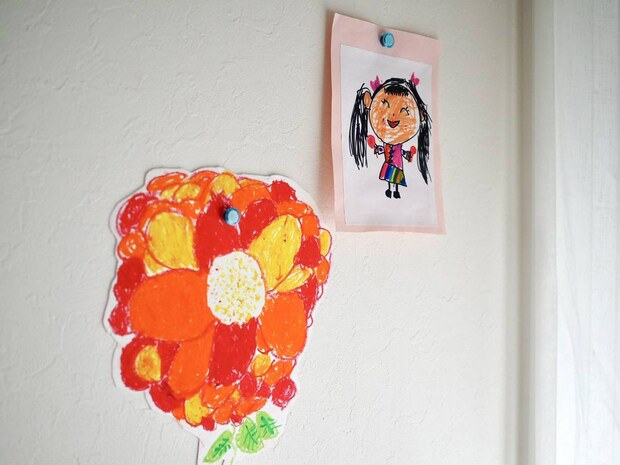 賃貸でも安心!壁に穴を空けず飾る方法に「この手があったか」